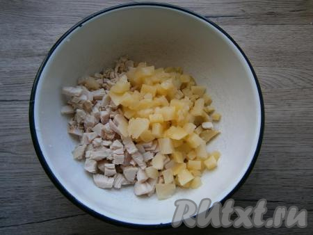 Консервированные ананасы, нарезанные кубиками, выложить к курице и картошке.
