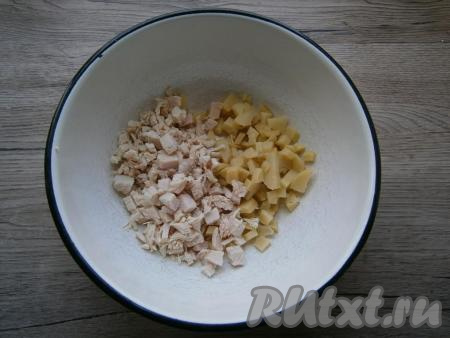 Картофель, сваренный в кожуре, очистить и нарезать маленькими кубиками. Куриное филе, предварительно отваренное (в течение минут 40-45) в подсоленной воде, остудить и нарезать небольшими кусочками. В миске соединить картошку и кусочки куриного филе.