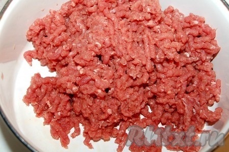 Приготовить из говядины фарш.