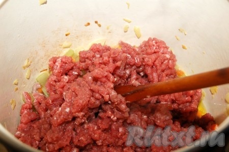 Фарш добавить к обжаренным до мягкости овощам.