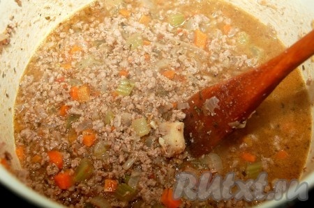 Добавить горячую воду и оставить тушиться 30 минут на маленьком огоньке.