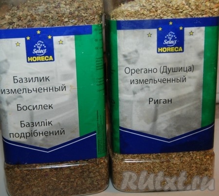 Добавить томатное пюре, орегано, базилик. Тушить 5 минут, не забывать помешивать!