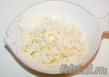 Сыр натереть&nbsp; на крупной терке.
