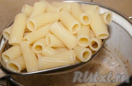 Макароны опустить в соус и тщательно перемешать.