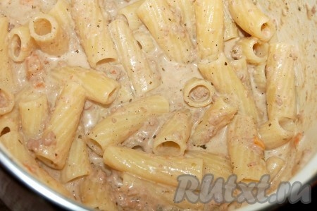 Макароны опустить в соус и тщательно перемешать.