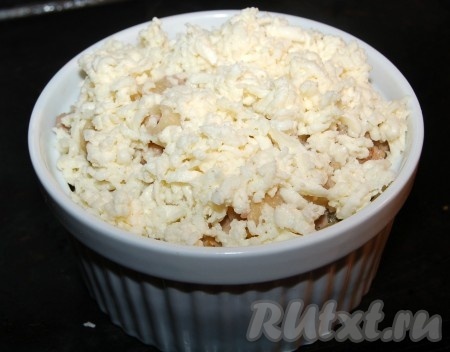 Макароны с соусом обильно посыпать тертым сыром. Сыр не жалеть. Поставить на поддон и отправить пасту болоньезе в горячую духовку. Температура духовки около 200 градусов. Время смотрите сами - до полного подрумянивания, сыр должен запечься до красивой румяности.