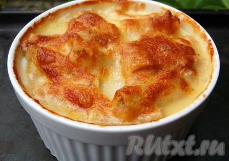 Достать пасту болоньезе с фаршем из духовки. Сыр должен подрумяниться, как на фото.
