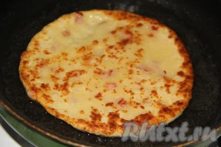 Жарить лепёшку на среднем огне с двух сторон до золотистого цвета. Таким образом пожарить все лепёшки.