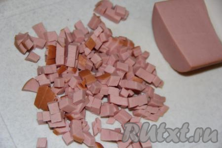 Варёную колбасу нарезать на мелкие кубики.