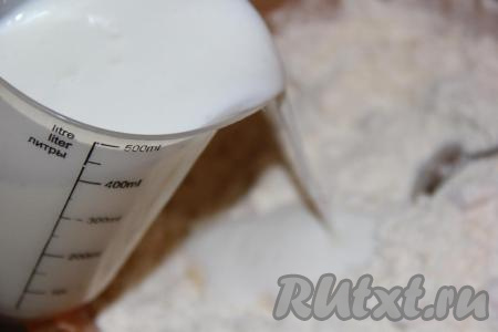 Затем влить кефир.