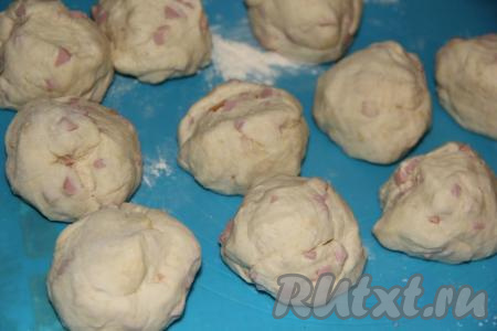 Готовое тесто выложить на стол, припылённый мукой, и разделить тесто на 10-12 частей.