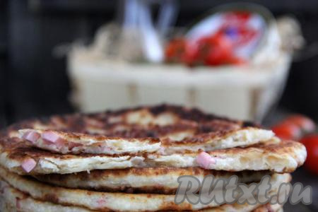 Аппетитные, нежные, сытные лепёшки с колбасой и сыром, приготовленные на кефире на сковороде, подать к столу в тёплом виде. Очень вкусно, попробуйте!