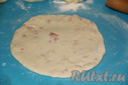 Каждую часть теста раскатать скалкой в круглую лепёшку толщиной, примерно, 0,5 см.