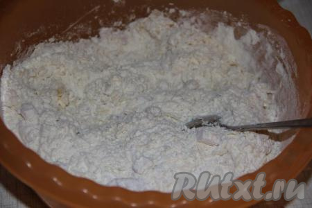 Перемешать получившуюся массу ложкой.