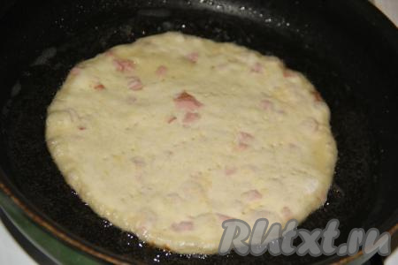 В сковороду влить масло, примерно, как для жарки оладий. Разогреть сковороду и выложить лепёшку.