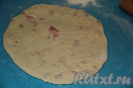 Часто наколоть лепёшку вилкой.