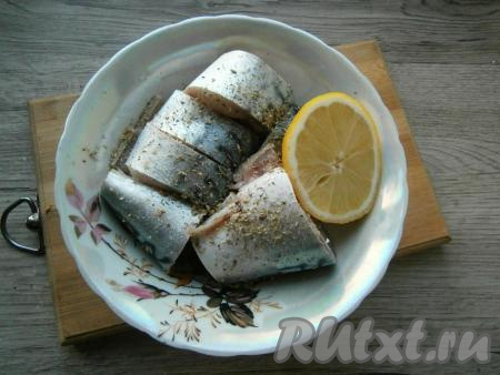 Кусочки скумбрии сбрызнуть лимонным соком, посыпать солью и специями для рыбы.