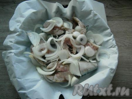 Сверху разместить нарезанный кольцами или полукольцами очищенный репчатый лук.