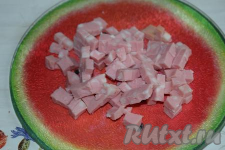 Нарежем мелкими кубиками колбасу.