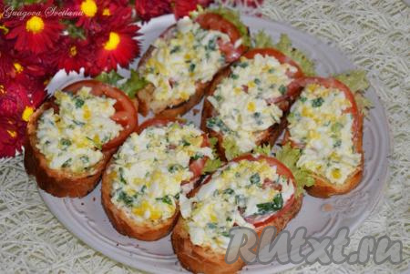 Бутерброды с помидорами, майонезом и чесноком