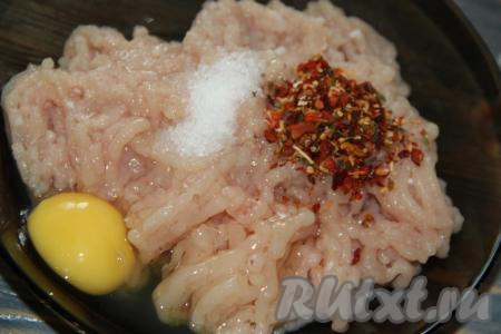 Добавить к фаршу яйцо, соль и специи.