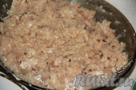 Тщательно перемешать массу до однородности, она получится слегка липкой.