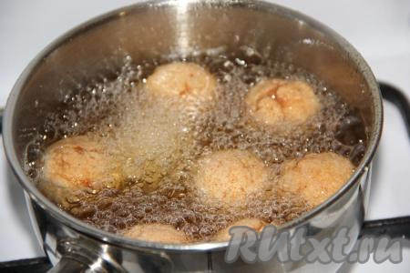 Фритюр хорошо разогреть, масла не жалейте. Аккуратно выложить куриные крокеты во фритюр и жарить до лёгкого золотистого цвета на среднем огне.