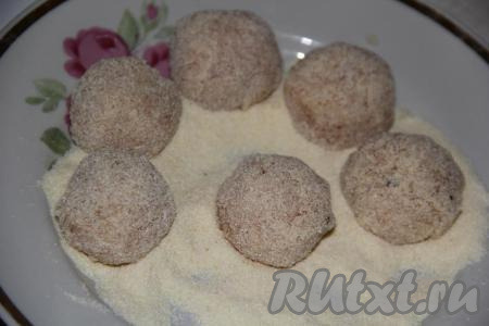 Из получившейся массы сформировать шарики размером с грецкий орех. Я формировала куриные крокеты влажными руками. Обвалять крокеты в манке.