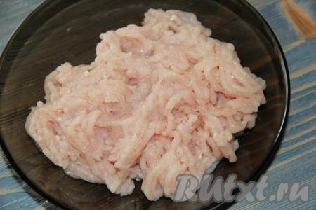 Куриное филе пропустить через мясорубку.