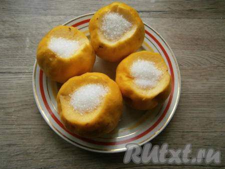 Острым ножом сделать вверху каждой айвы углубление. Сахар смешать с ванильным сахаром и получившуюся смесь всыпать в углубления (как на фото).