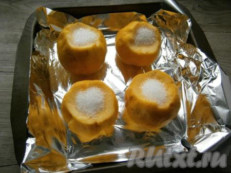 Форму для выпечки (или противень) застелить фольгой (или пергаментом) и разместить там айву.