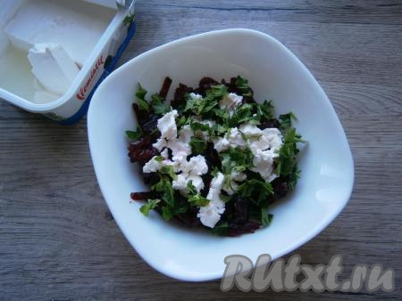 Посыпать салат измельченной зеленью петрушки.