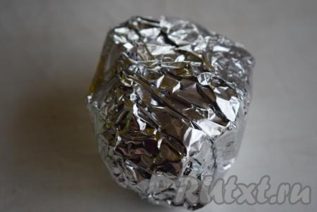 Плотно заворачиваем каждую картофелину с салом в фольгу.