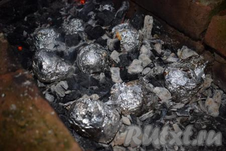 Открытого огня в костре быть не должно, жара от углей будет вполне достаточно. Запекаем картошку 25 минут (время запекания всегда разное и зависит от сорта картофеля и жара углей), периодически переворачивая картофелины.