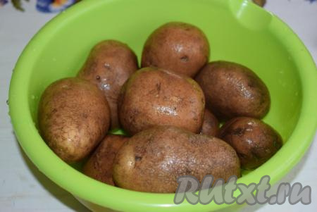 Картофель тщательно моем при помощи щетки (картошку, запеченную в фольге, можно кушать вместе с кожурой, которая становится очень вкусной, а значит перед запеканием каждую картофелину нужно вымыть очень тщательно).