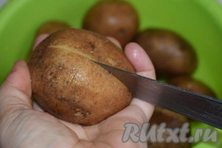 На поверхности каждой картофелины нужно сделать крестообразные надрезы с двух сторон (у нас получится 2 крестообразных надреза с двух противоположных частей картошки). Такие надрезы нужны для того, чтобы в процессе запекания внутрь картофеля попадало растопленное сало (благодаря салу картошка запечётся гораздо быстрее и получится подсоленной).