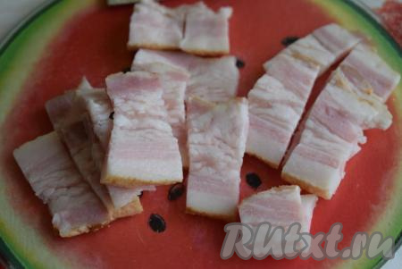 Нарезаем сало с прослойками на полоски.
