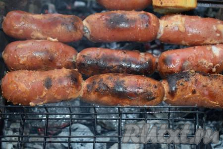 Жарим сардельки со всех сторон, постоянно поворачивая шампуры или решетку. Для запекания потребуется, примерно, 10-15 минут, но время приготовления зависит от жара углей вашего мангала.&nbsp;Румяная корочка подскажет вам о готовности сарделек.