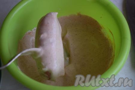 Каждую сардельку полностью обмакнуть в маринад. Сардельки должны быть покрыты маринадом со всех сторон.