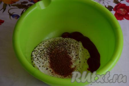 Сначала&nbsp;подготовим маринад, для этого в&nbsp;миску нужно выложить сметану, черный молотый перец, кетчуп и сухую аджику.