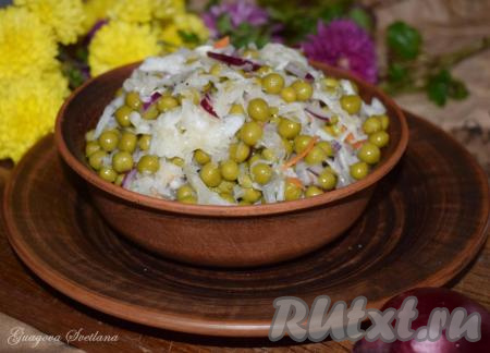 Салат с квашеной капустой и горошком