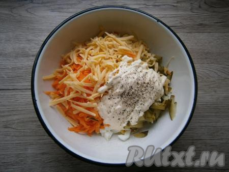 В салат из яиц, моркови, огурцов и курицы добавить сыр, натертый на крупной терке, майонез, соль и перец по вкусу, хорошо перемешать.