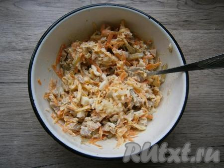 Затем добавить чеснок, пропущенный через пресс, и еще раз тщательно перемешать.