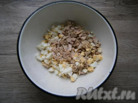 Курицу предварительно отварить и остудить. Я брала обрезь с бедрышек и ножек, варила в подсоленной воде около 30-35 минут. Нарезать куриное мясо маленькими кусочками, добавить очищенные и порубленные вареные яйца.