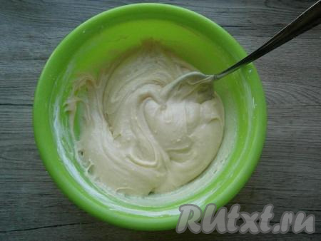 Замесить тем же&nbsp;венчиком гладкое, похожее на хорошую сметану или крем тесто.