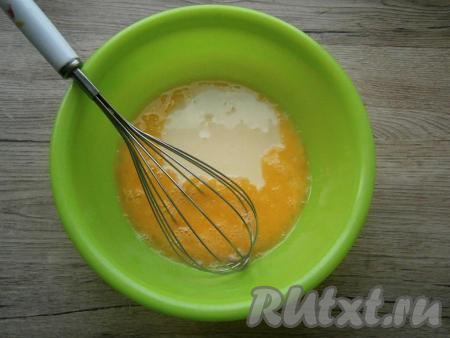 Хорошенько взбить яйцо венчиком, добавить сгущенку.