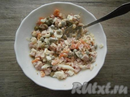 Салат хорошо перемешать.