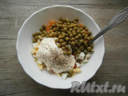 Консервированный горошек, предварительно слив с него жидкость, и майонез добавить в салат, посолить и поперчить.