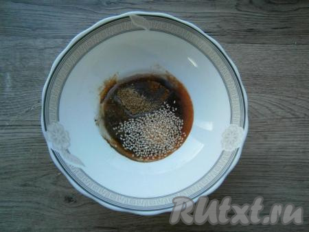 В пиале смешать соевый соус, соль, сахар, растительное масло, уксус, красный и черный молотые перцы, кориандр, мускатный орех и кунжут, затем влить воду и перемешать получившийся маринад.