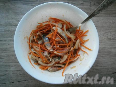 Залить овощи с селедкой этим маринадом и хорошо перемешать.